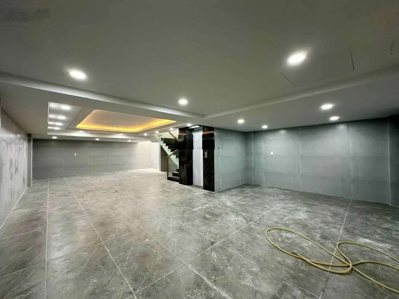 Bán nhà mặt tiền đường Nguyễn Thị Nhung. Trục đường chính KĐT Vạn Phúc City
