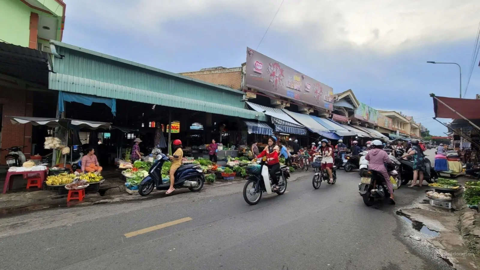 Nhà mặt tiền chợ, 6x20m, đang cho thuê 30tr/tháng, trung tâm chợ Dĩ An
