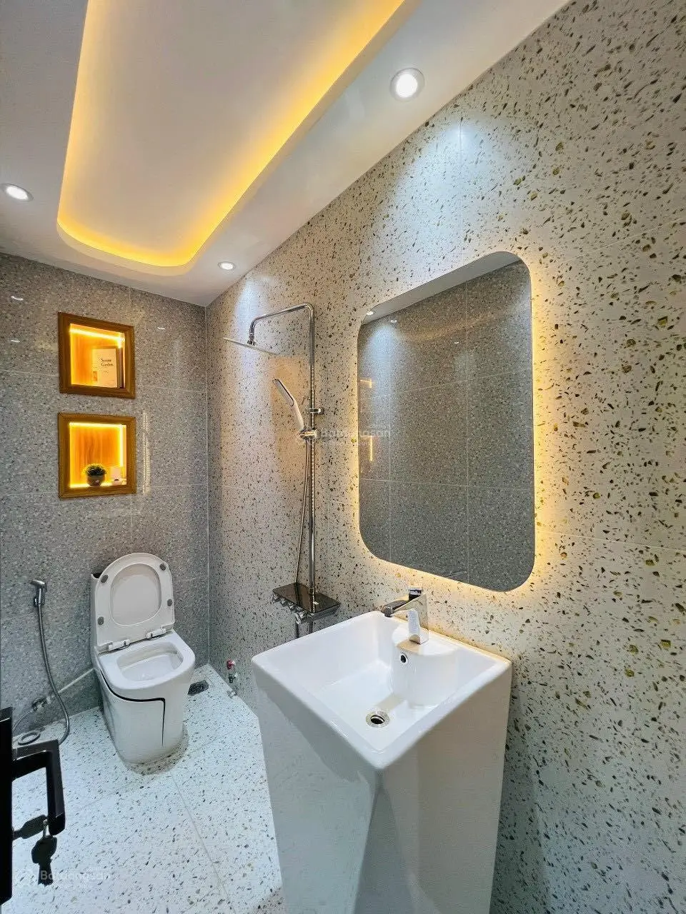 Sở hữu ngay căn nhà Võ Văn Tần, P. 6, Quận 3, DT 60m2, giá 3 tỷ 750tr, cho thuê 20tr, sẵn sổ hồng.