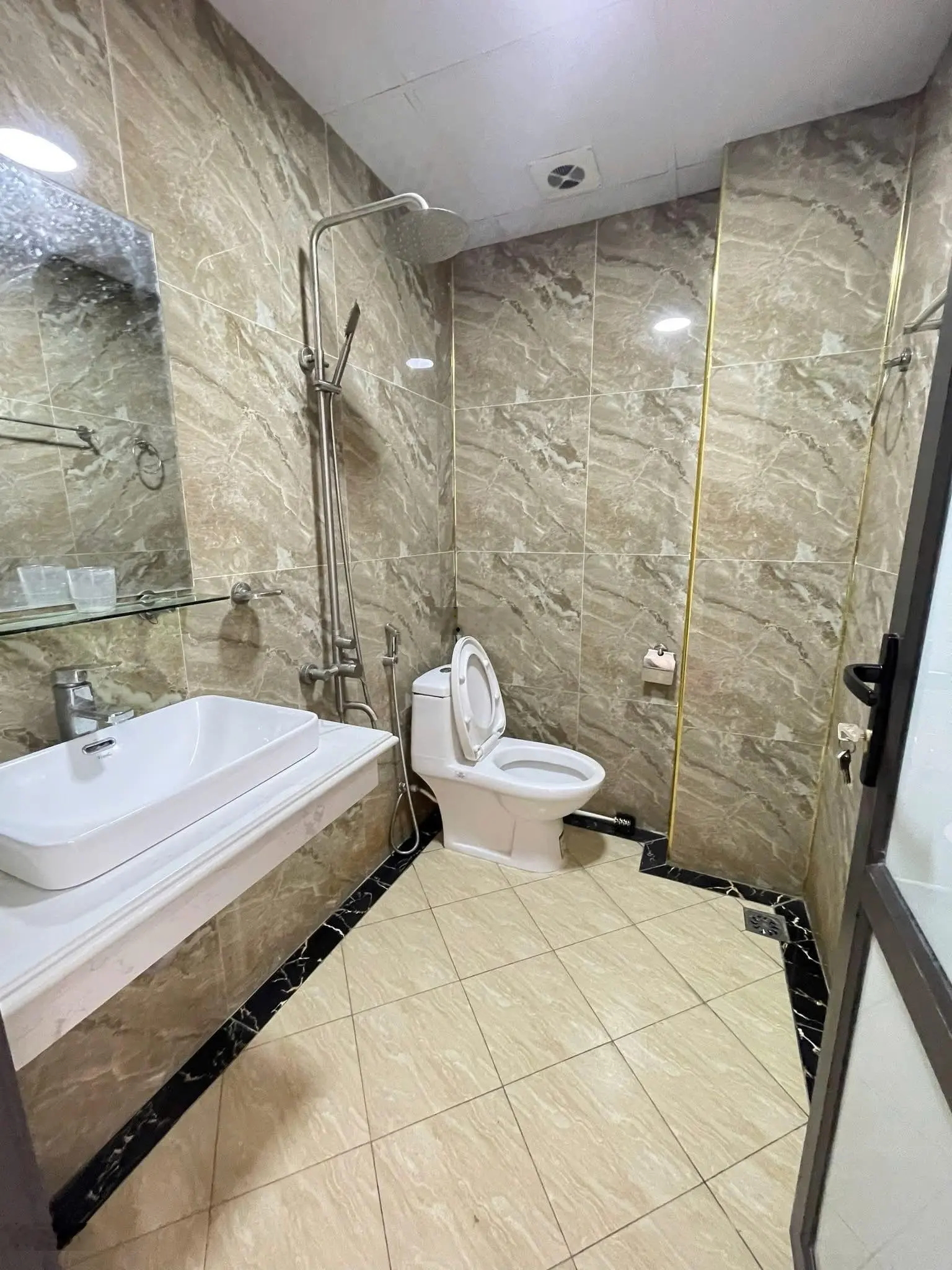 Bán nhà 5 tầng - nhà chắc chắn - 61m - khu phân lô quân đội - an ninh tốt giá 12.8 tỷ