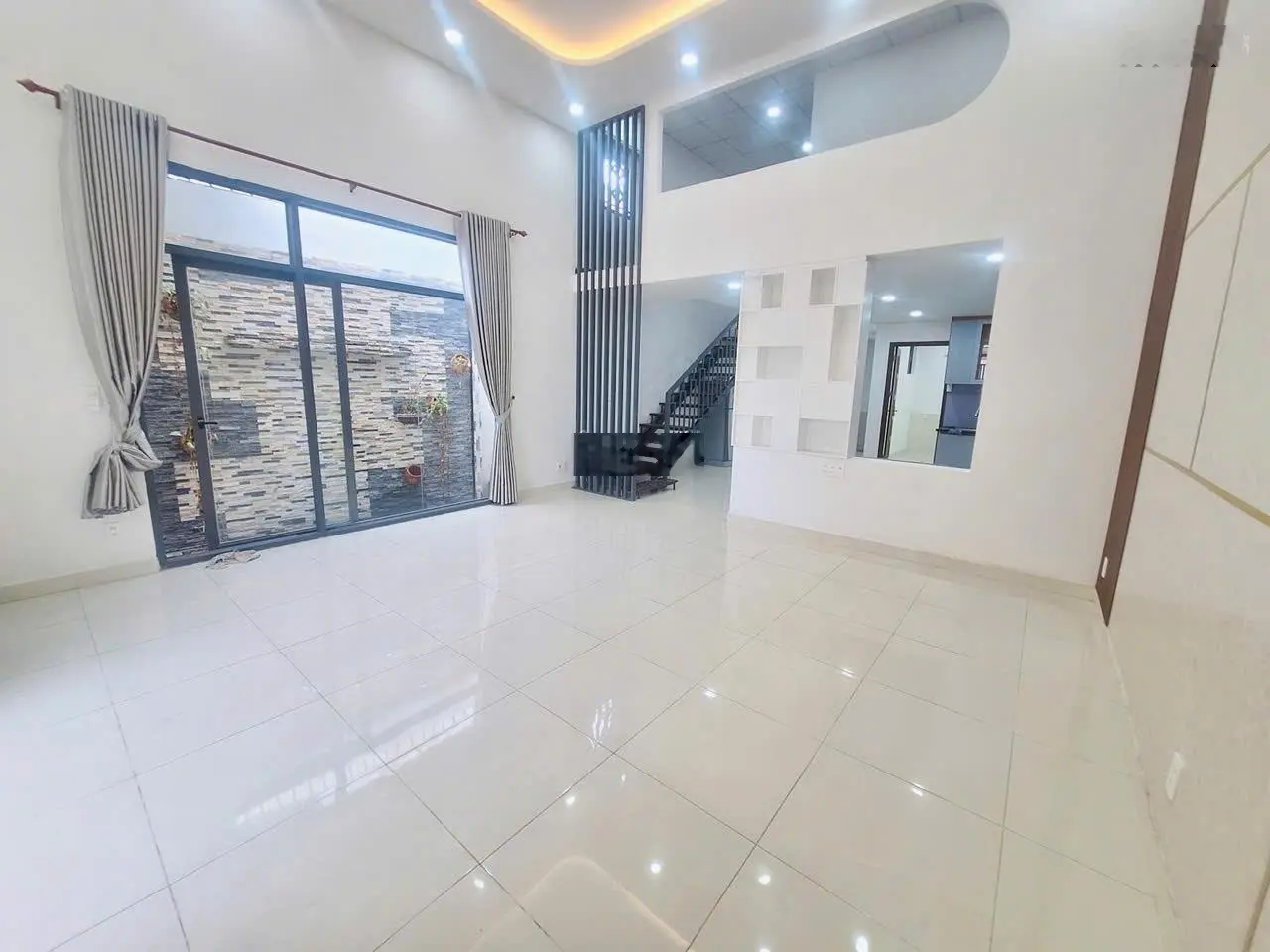 Bán nhà Tú Xương - Hiệp Phú - 122M2 - Nhà 2 Tầng - Ngang 6.5M - Sân Đậu Ô Tô Trong Nhà