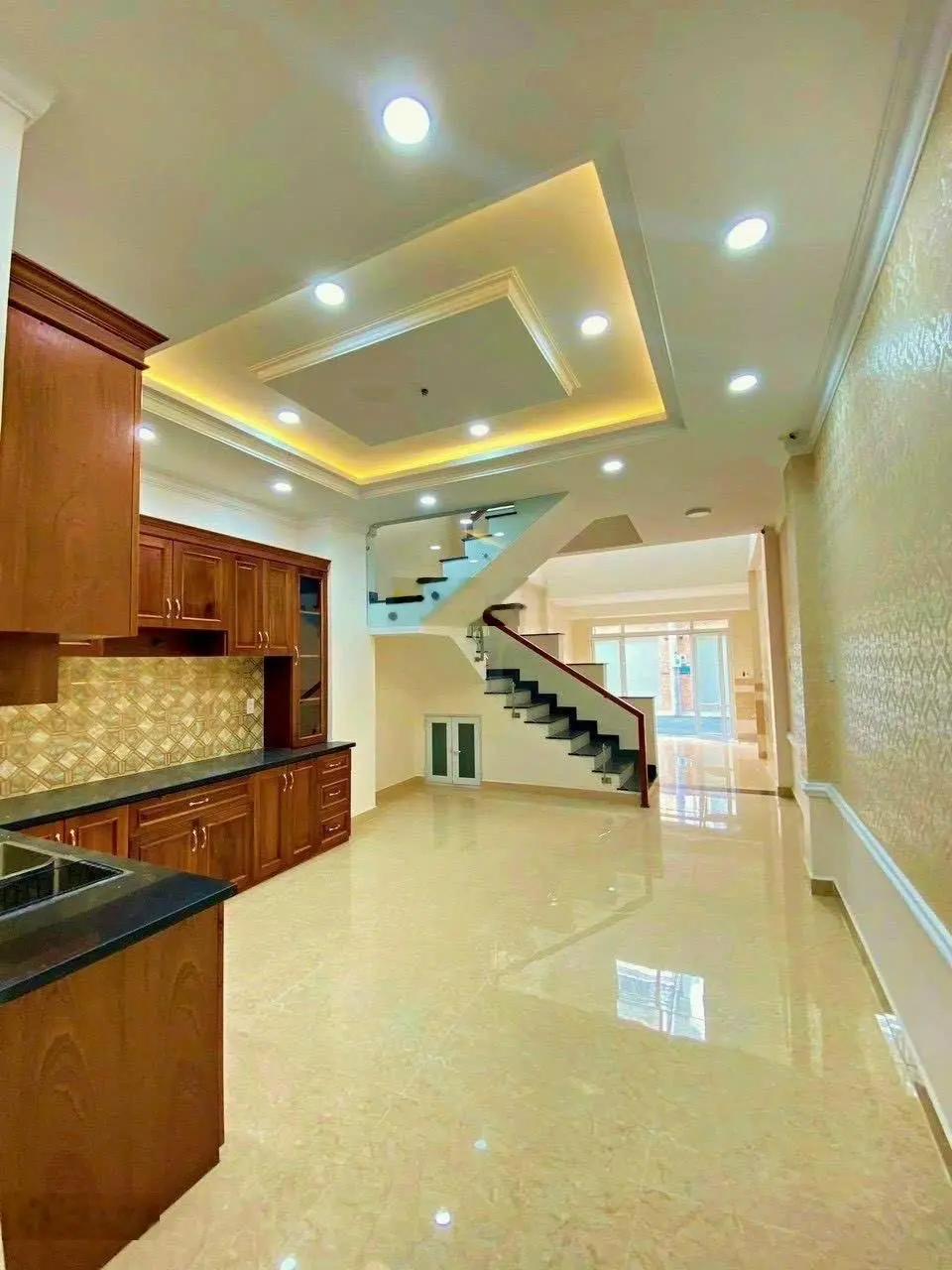 Nhà mới 4 tầng, DT 60m2, ven sông Sài Gòn, đường xe hơi 9m, gần Vạn Phúc, giá chỉ 7 tỷ