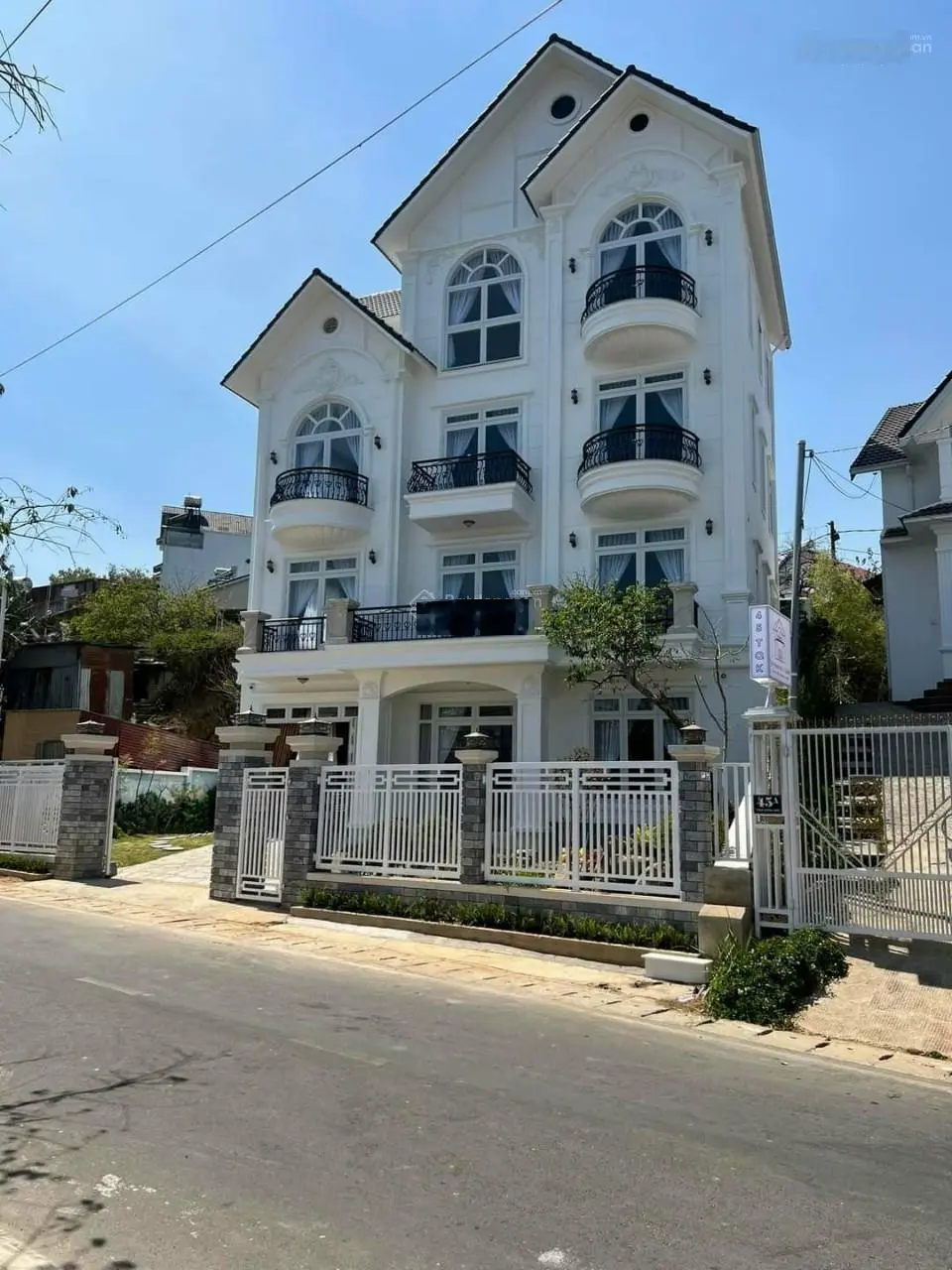 Bán biệt thự mới mặt tiền Trần Quang Khải, P. 08, TP Đà Lạt. DT: 306m2. Giá: 29,5 tỷ.LH: 0908 748 ***