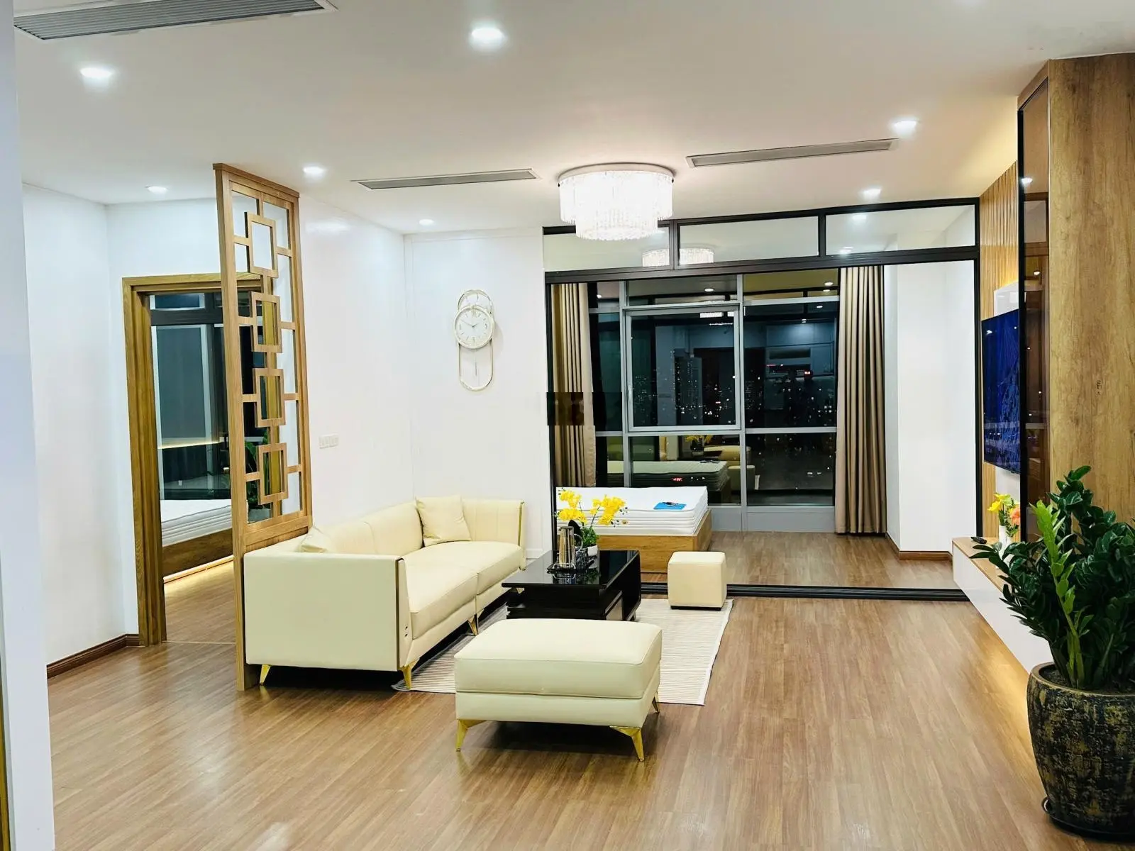 Chính chủ bán CH Eurowindow Trần Duy Hưng DT 122m2 -3PN tầng trung, giá tốt. LH 0963 627 ***