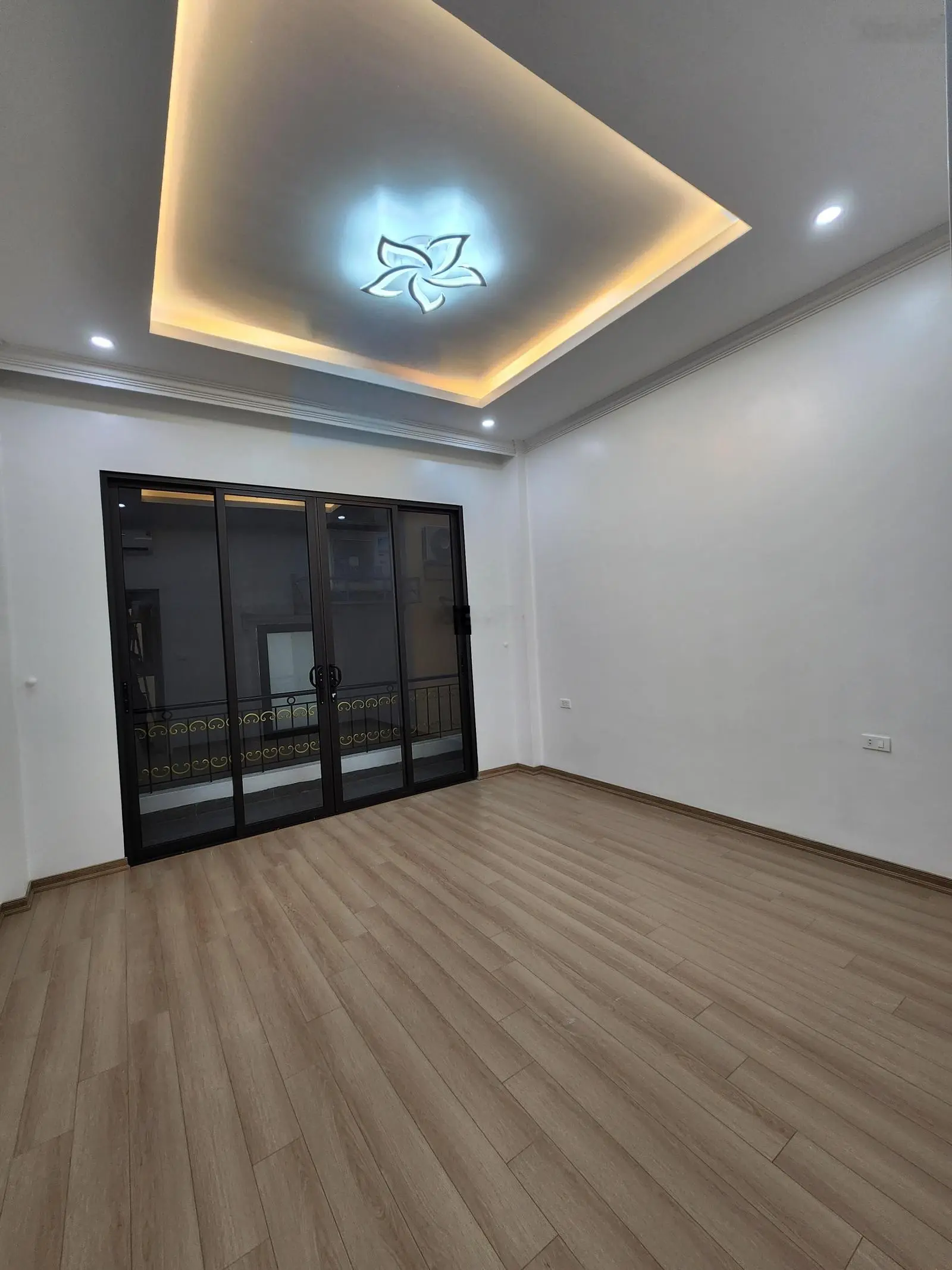 Đống Đa, Trung Liệt 40/50m2, 5 tầng, 4m mặt tiền, phân lô, thang máy, ô tô -Lh Giang 0979388189
