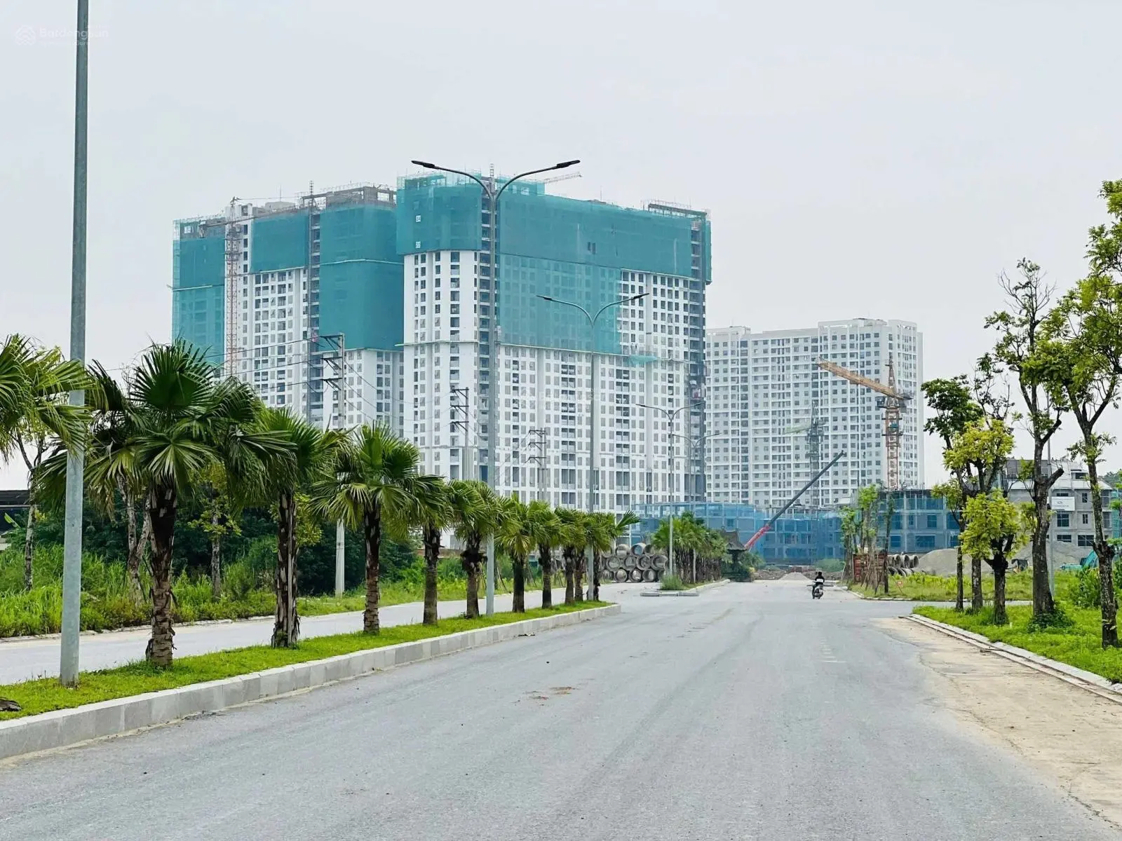 Bán căn Nhà Phố Kinh Doanh Luôn - Trước Mặt 3 Tòa Chung Cư - Nhà Mới Tinh Xây 5 Tầng - Có Thang Máy