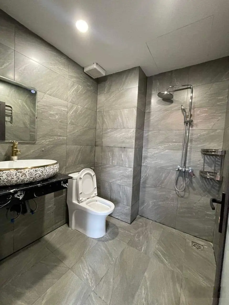 Nhà gần Học viện Tài Chính, mặt trước thoáng, đường ô tô nhỏ, DT 32m2 x 5 tầng, mặt tiền 5.23m