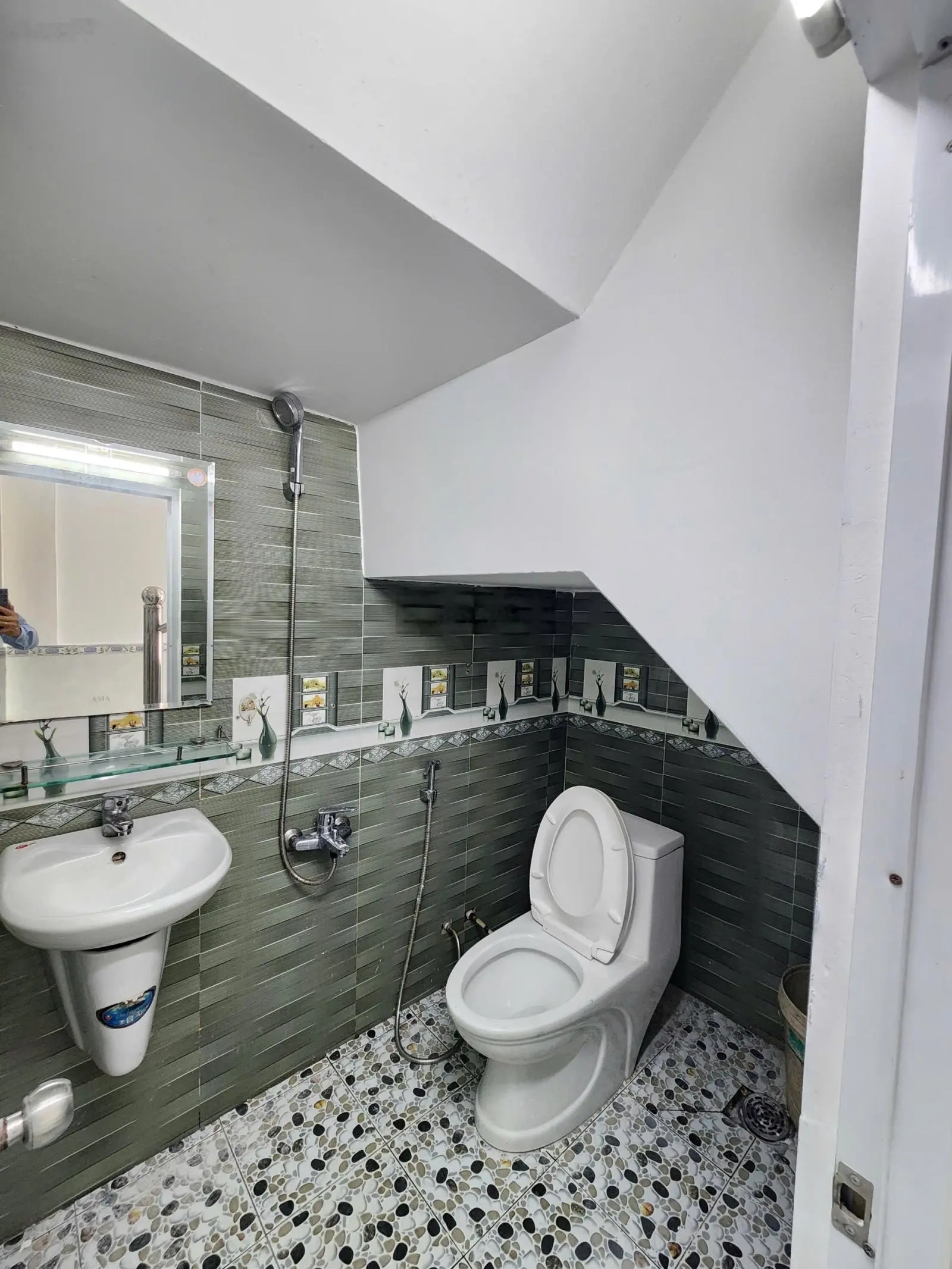 Nhà rẻ 2tỷ890, 63m2 nhà 1 trệt 1 lầu có sân ô tô, phòng ngủ dưới cạnh vòng xoay An Phú, Thuận An