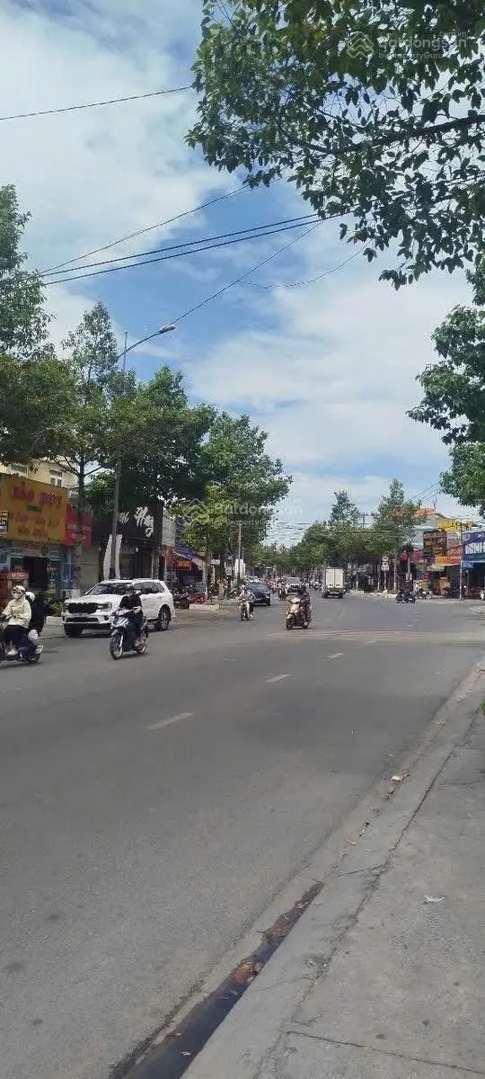 Hiện nay tôi chính chủ cần bán gấp mặt tiền Lê Hồng Phong hiện đang cho thuê tháng 23 triệu