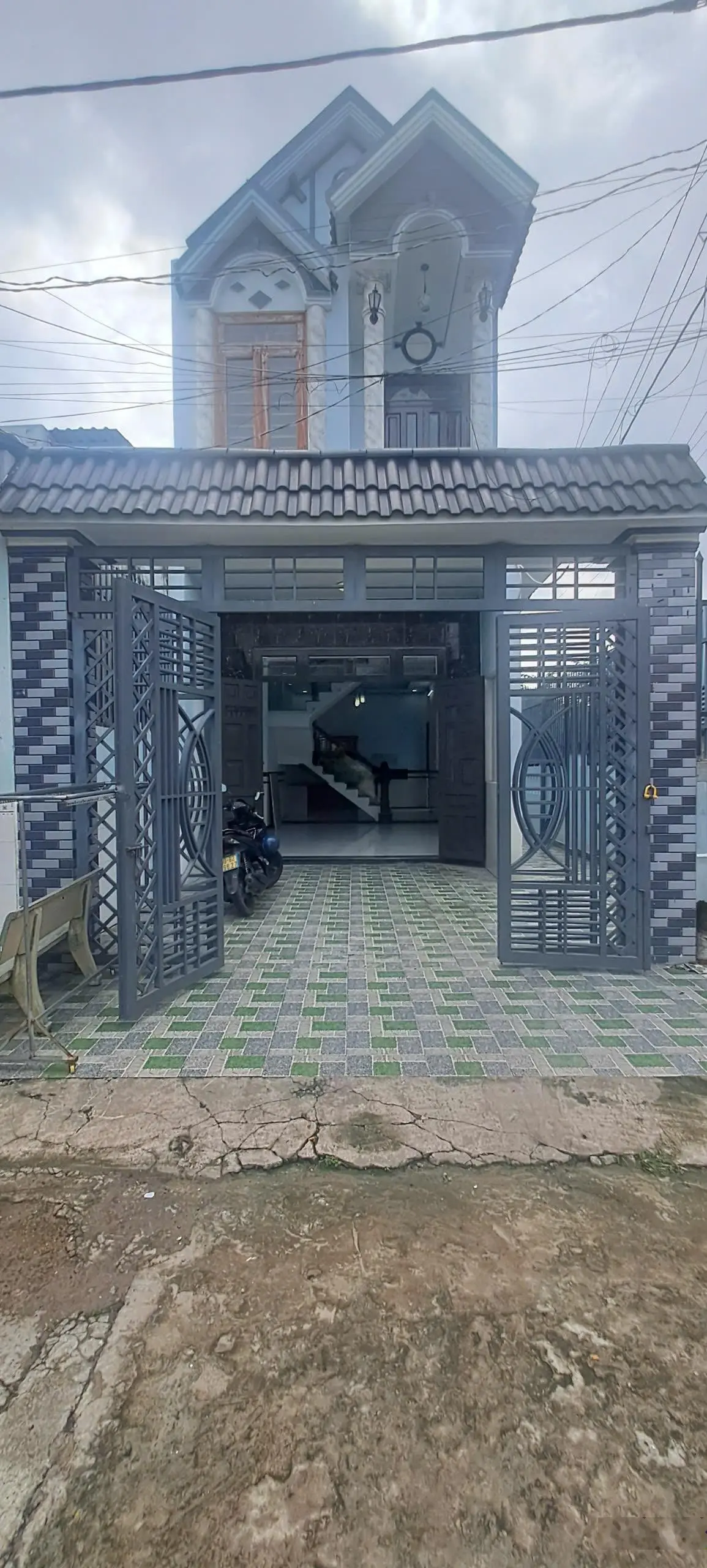Cần bán nhà 1 trệt 1 lầu TP: Dĩ An. Giá bán nhanh 2.760.000.000. Chính chủ: 0812 611 ***