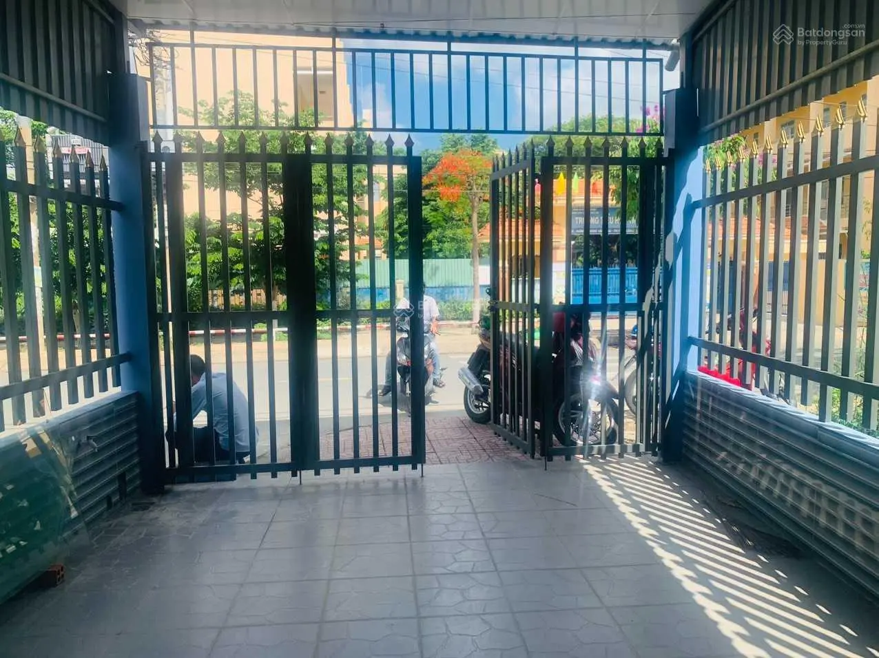 Bán nhà đối diện trường tiểu học Cần Giuộc, đường lớn sầm uất. Giá tốt