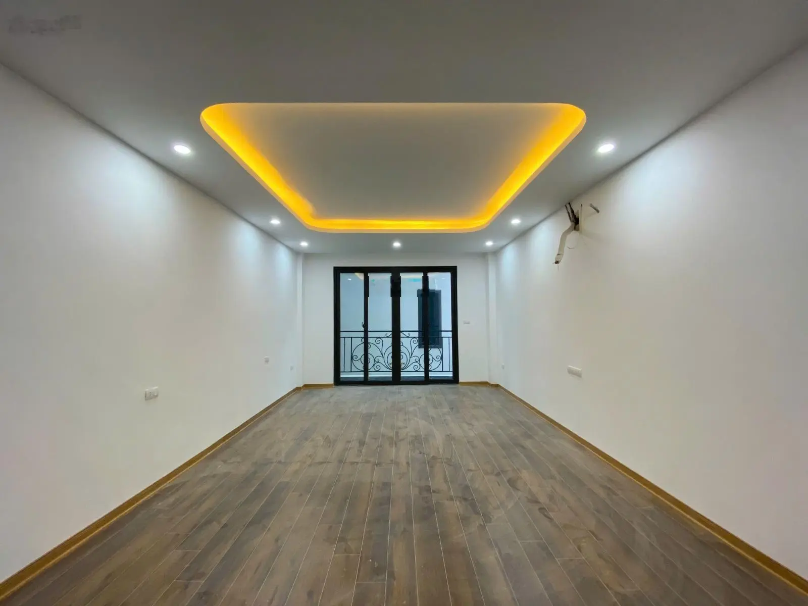 Nhà mới đẹp ở ngay - thang máy - gần phố - nở hậu - full nội thất. nghĩa dũng