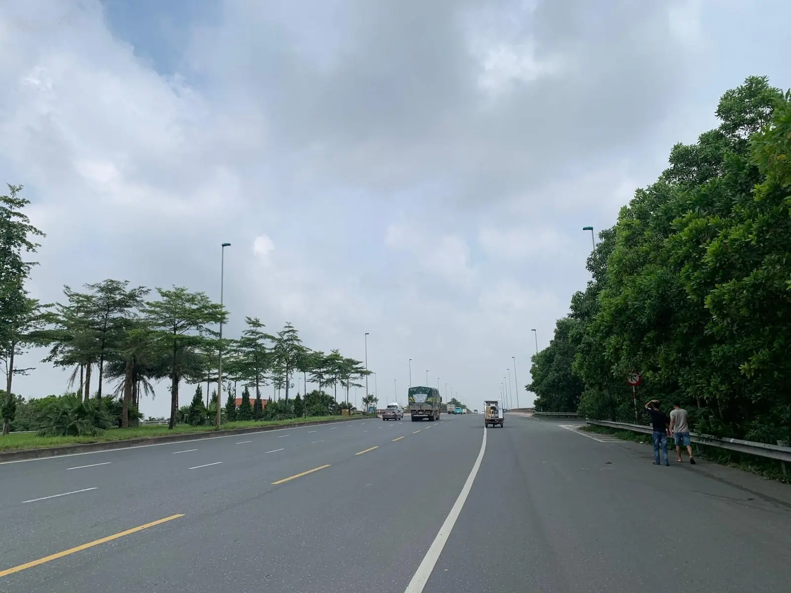 Bán 112m2 tặng nhà 2 tầng bìa làng view cầu Nhật Tân, mảnh đất hiếm được nhiều người săn tìm mua