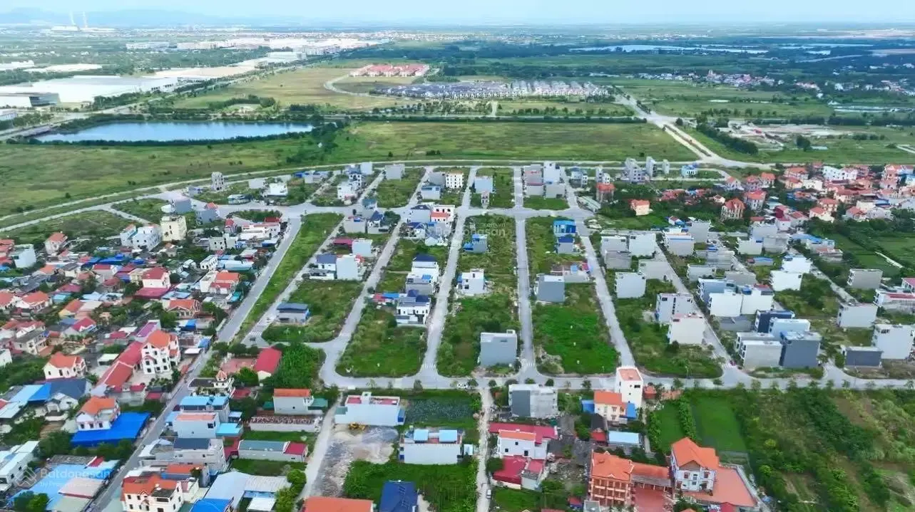 7,2 tỷ không bán bây giờ bán 5 tỷ 150 một lô 120m2 (lô áp góc lại còn xẻ khe) Đô thị Bắc Sông Cấm