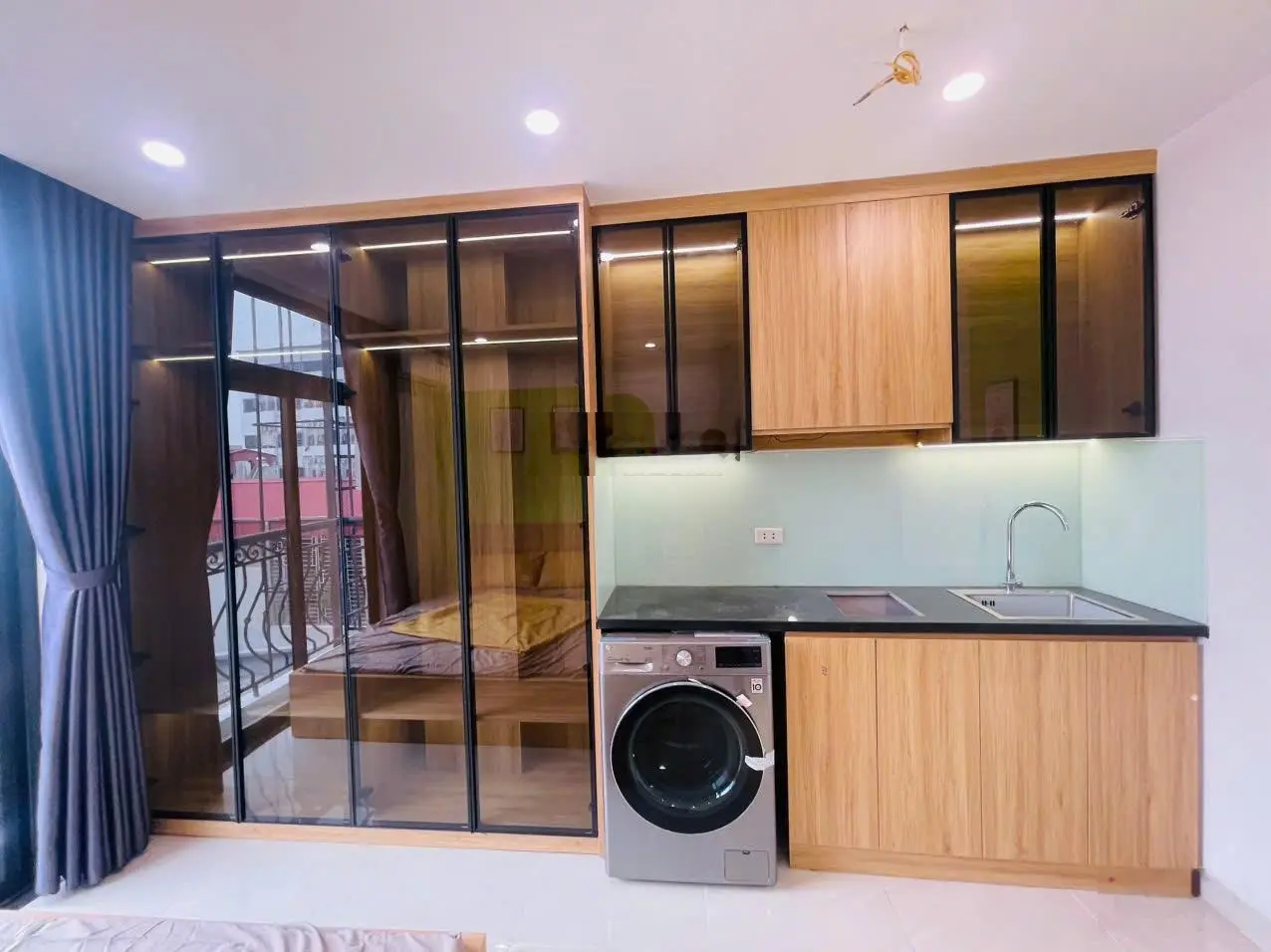 Hàng xóm Royal City! Tòa CHDV mặt phố Cự Lộc, 80m2*8T, 20 phòng KK, đủ PCCC, dòng tiền 6%/năm