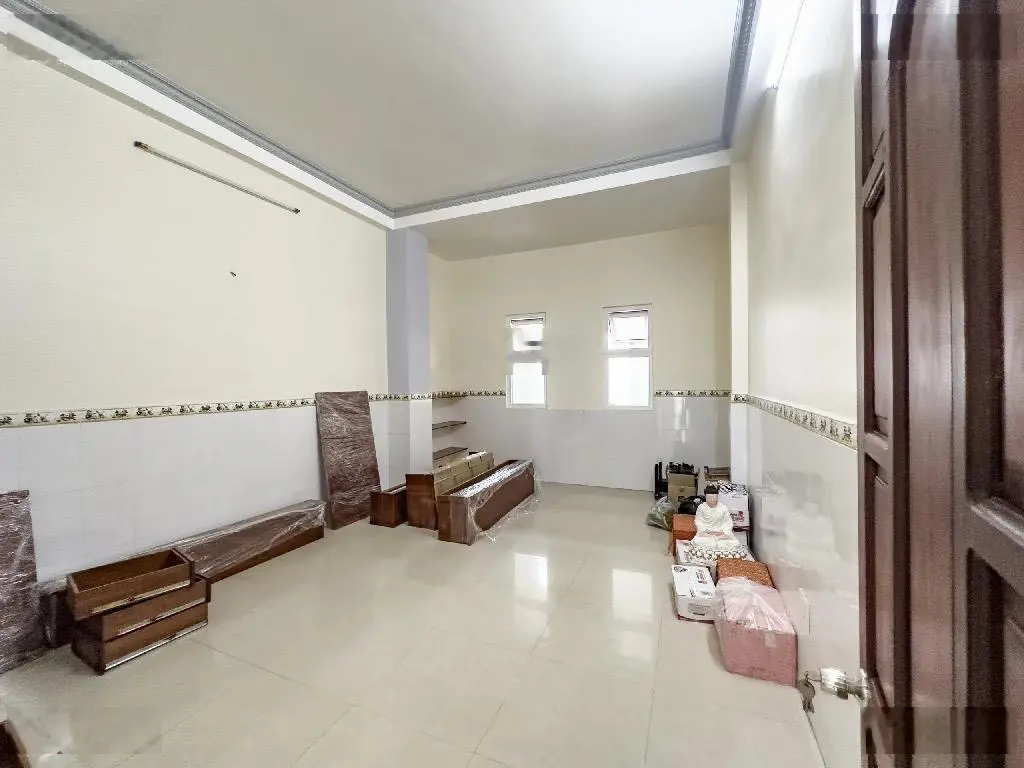 Nhà kiểu biệt thự, 11 x 35m, hẻm xe tải, thị trấn Hóc Môn chỉ 12, x tỷ
