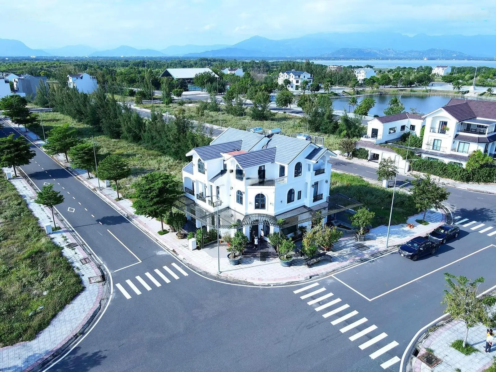 Cần bán lại nền đẹp Golden Bay view hồ view công viên, đường 26m giá tốt LH 0908 207 ***
