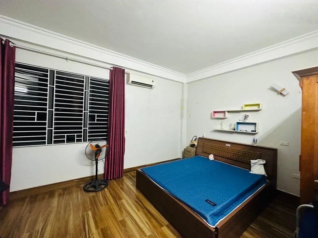 Bánnhà đẹp kinh doanh phố thái thịnh, mặt rộng ,ô tô vào nhà ,sổ vuông đẹp,dt: 55mx6t.giá:17tỷ