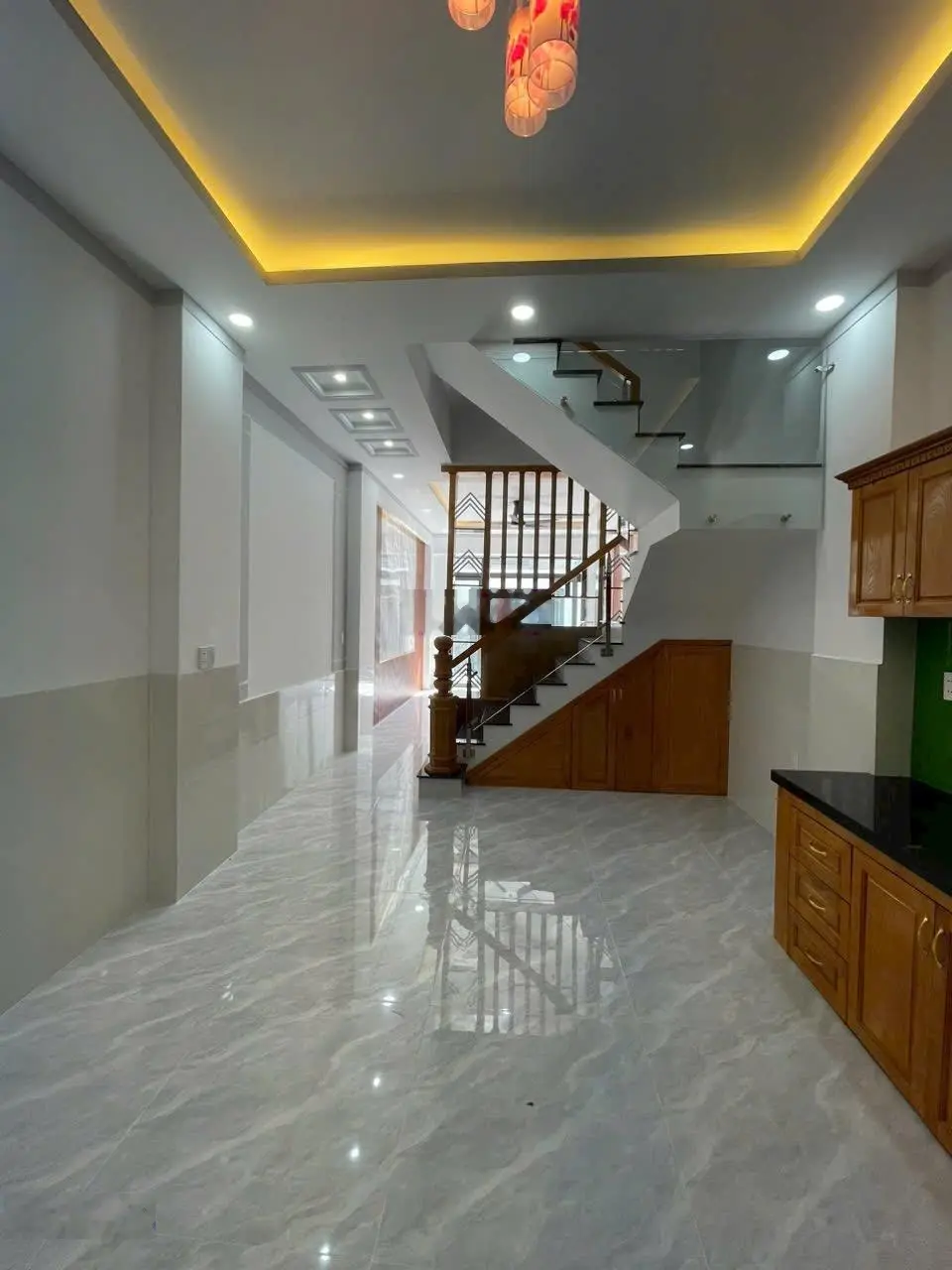 Nhà trệt - 2 lầu gần sân vận động Dĩ An. DT: 82.2m2. Đường nhựa 5m thông. 3 pn - 4 wc giá 4.5 tỷ TL