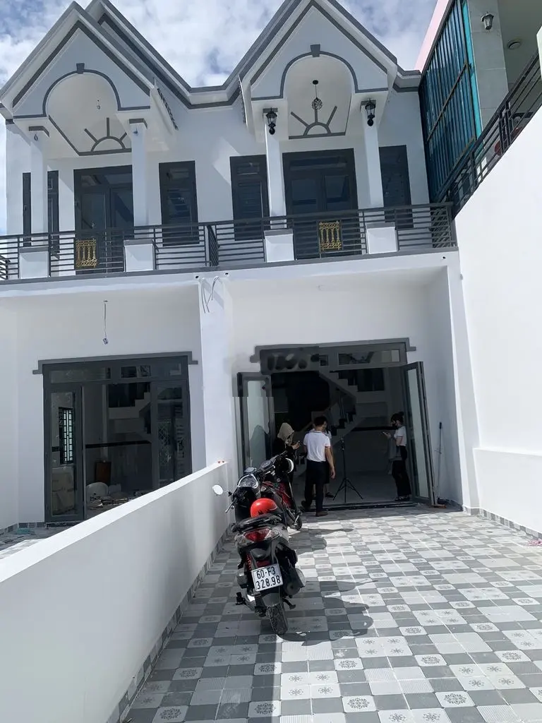 Bán nhà mới 990 triệu, sổ riêng sau cây xăng thạnh phú 350m,