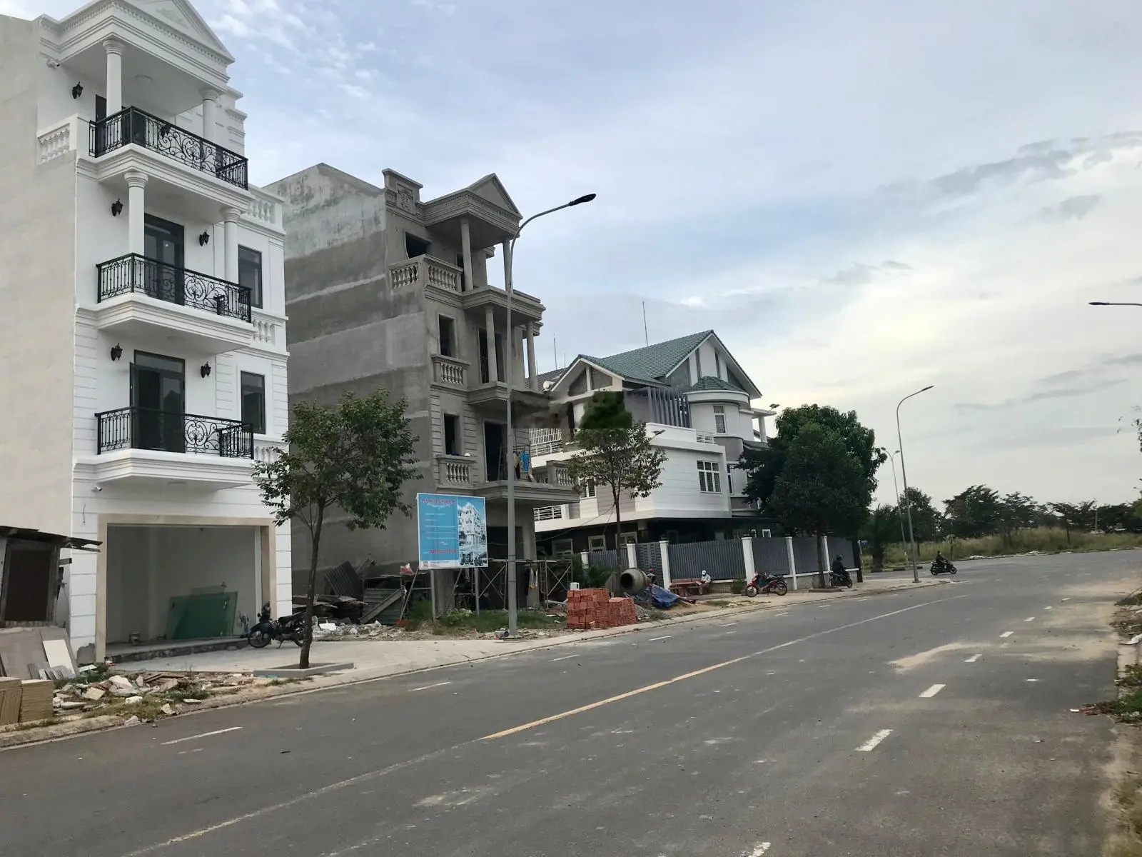 Cắt lỗ 300 triệu, bán nhanh lô đất 2 mặt tiền lớn 21m thông ra trục chính khu Long Hưng City
