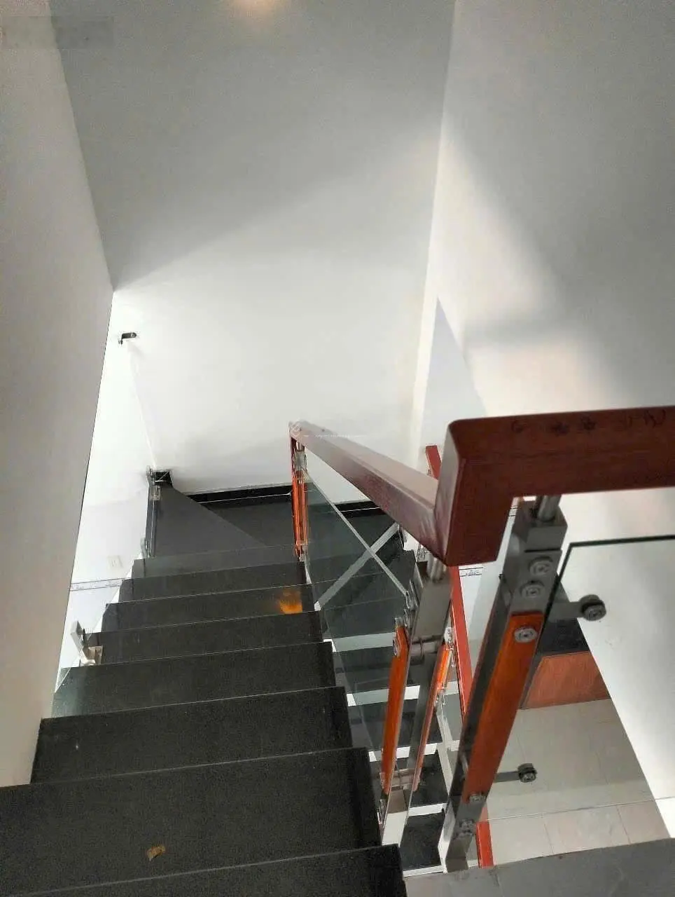 Nhà mới rất đẹp 1 trệt 1 lầu 4mx10m đường 5m ô tô đỗ cửa ngay chợ đình ủy ban xã mỹ hạnh bắc