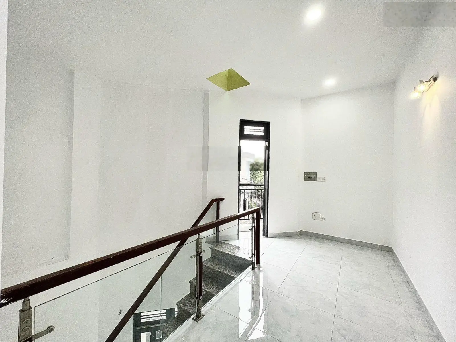 Nhà 2 mặt tiền cạnh Lã Xuân Oai | 4.8 tỷ | 56m2, ngang 5m, 1 trệt 1 lầu - 2pn, 2wc | SHR Hoàn công