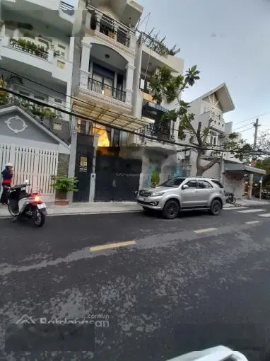 Khách sạn 13 phòng, đường lớn 2 xe tải tránh nhau, có vỉa hè, 4 tầng đang khoán 30tr ngay NDT Q2