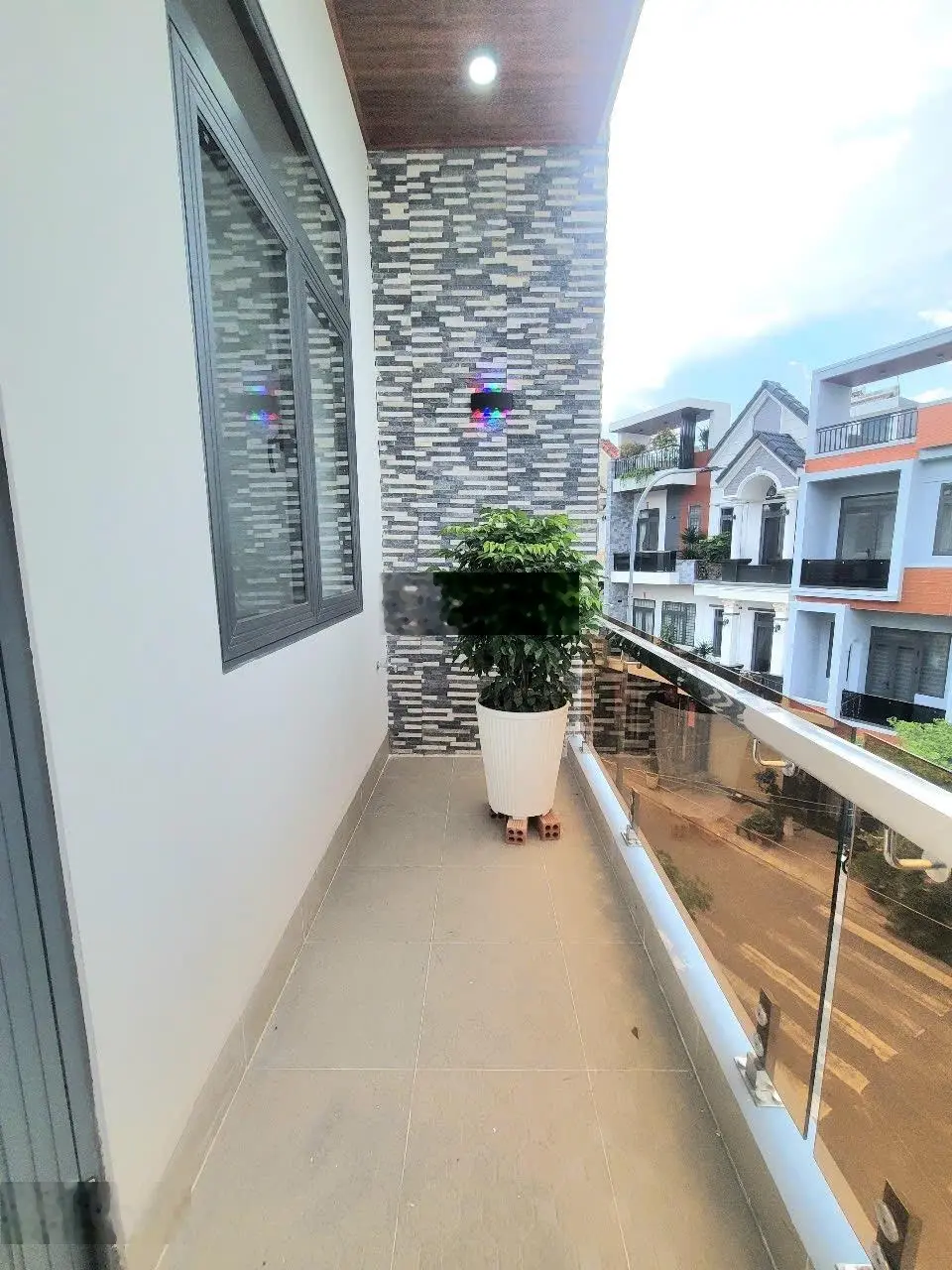 Nhà góc hai mặt tiền, đường 13m thông 2 đầu