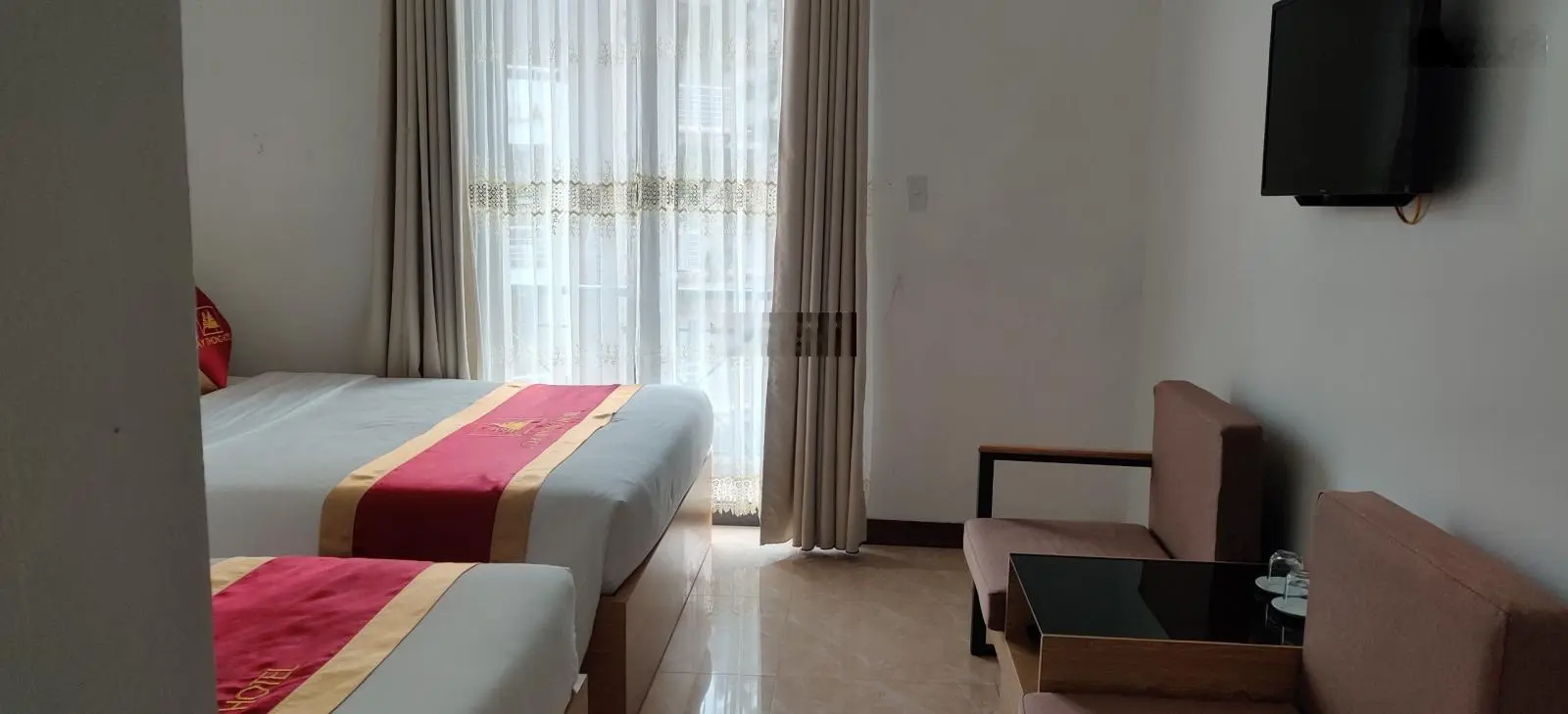 Bán khách sạn TT Tam Đảo, 2 mặt tiền 100m, đang hoạt động tốt, giá 120tr/m2, LH 0916 992 ***