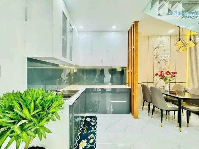 Ngộp BANK cần bán nhà Hoàng Diệu, P4, Q4 DT 52m2/2tỷ990 - Tặng toàn bộ nội thất 0777 708 ***