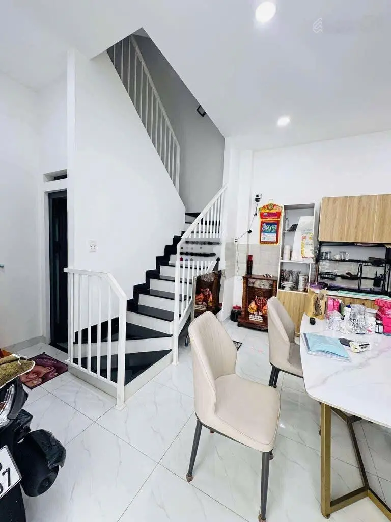 Nhà căn góc đẹp 3 tầng, 3PN vài m tới đường Nguyễn Văn Công, P3, Gò Vấp. Giá bán chỉ 4.790 tỷ