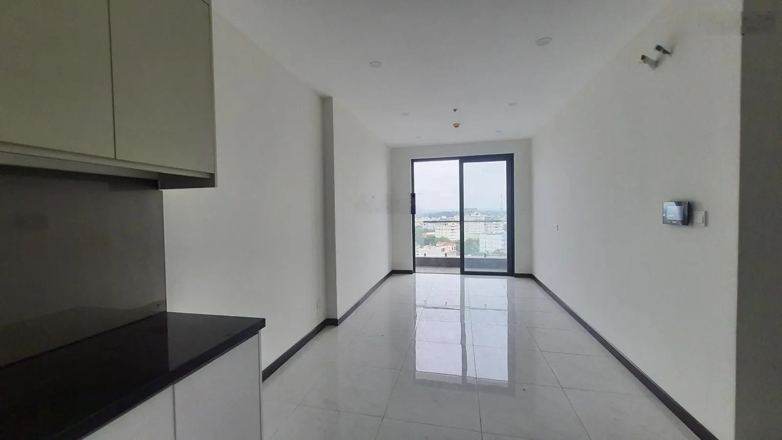 Căn hộ C Sky view tầng trung view Sài gòn 2PN 80m2 giá 2 tỷ 100. Sổ sẵn công chứng sang tên ngay