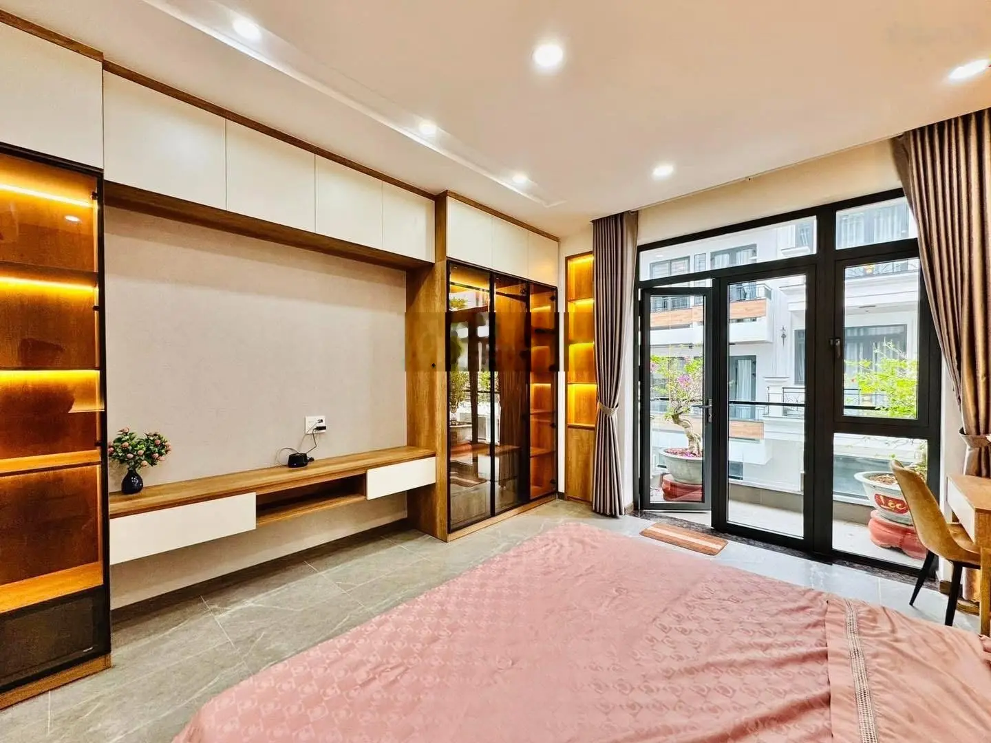 Bán nhà tuyệt đẹp đường Bàn Cờ, p3, Quận 3, 65m2, 2tỷ350, 2 tỷ350 sổ hồng riêng, sẵn hđ thuê 12tr