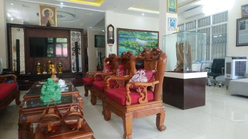 Anh chị gửi bán căn biệt thự víp ngay biển mỹ khê, nằm trên đường dương đình nghệ ,ra biển 200m.