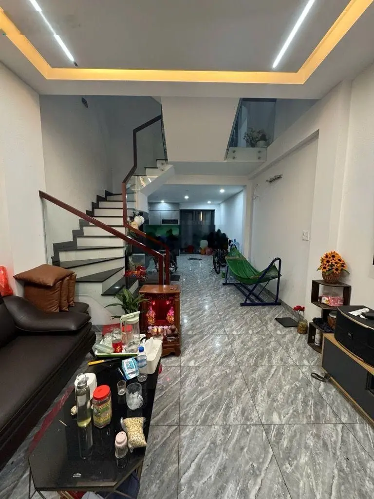 Bán nhà 3 tầng, đường 6 mét thông, diện tích : 50 m2. Giá 5 tỷ 650 thương lượng.