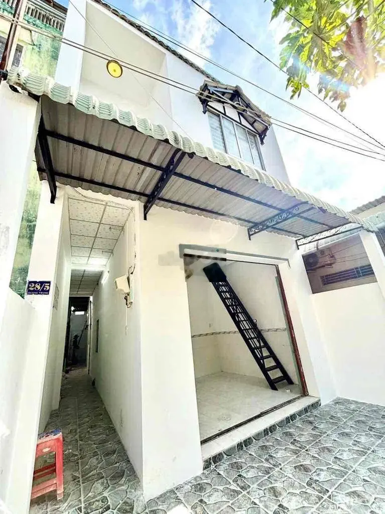 Nhà lầu 3 phòng ngủ và 2 phòng trọ - Gần chợ Xuân Khánh