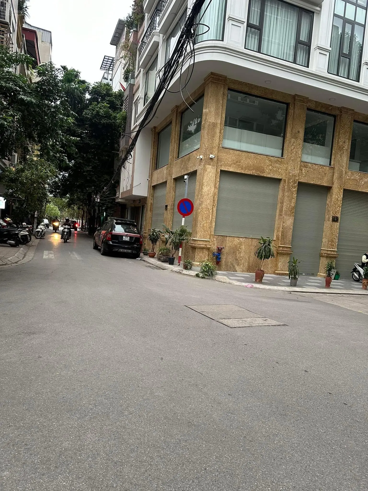 Nhà VIP phân lô liền kề Hoàng Cầu - ô tô tránh vỉa hè rộng - Kinh doanh - 50m MT 5,1m giá 19 tỷ