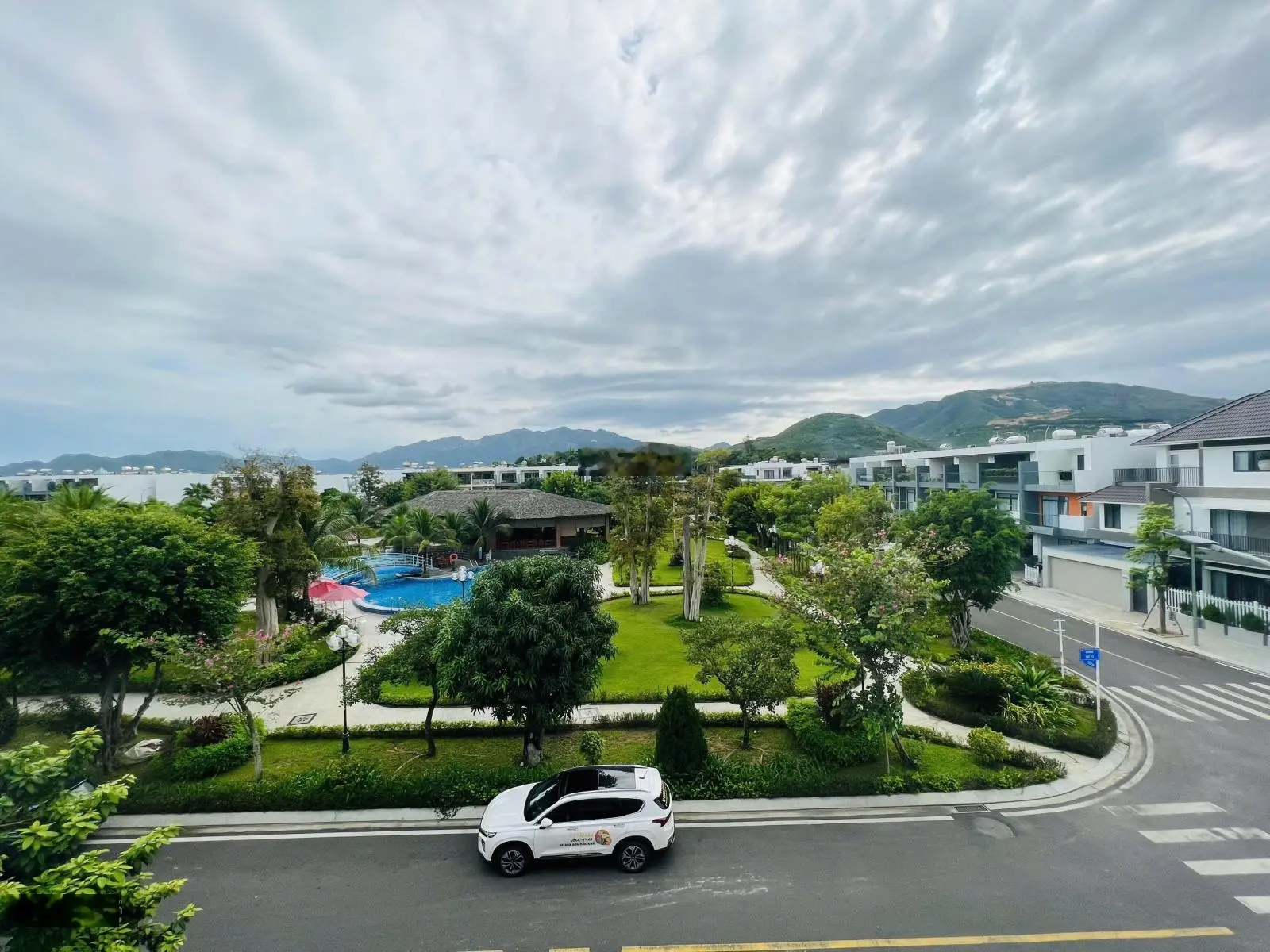 Nhà thô gói 8 view trực diện hồ bơi The Capella đường 71 chỉ 8,3 tỷ dành cho khách vip/ 0931800111
