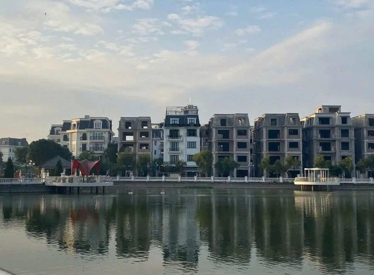 Cần bán biệt thự lideco , dt 314m gần hồ 2 mặt đường trước sau, giá 40 tỷ