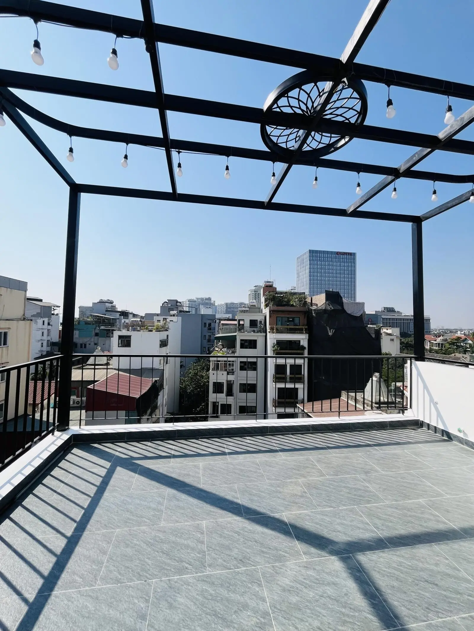 Lạc Long Quân toà nhà 7 tầng thang máy lô góc view thoáng 51m2 mặt tiền 5.7m