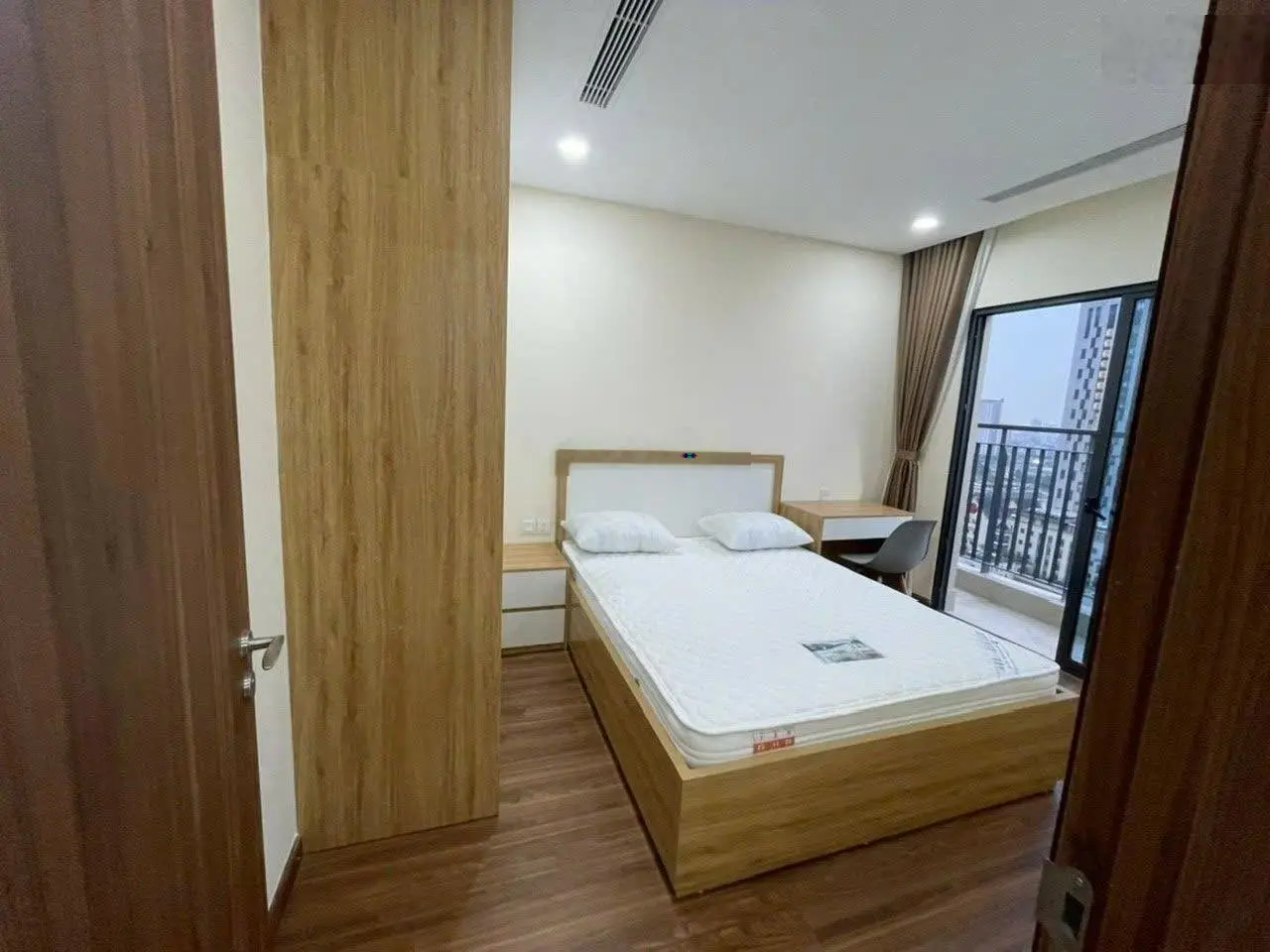 Tôi chính chủ cần bán gấp căn hộ tầng trung, căn góc 2 mặt thoáng. View triệu đô, siêu thoáng mát.