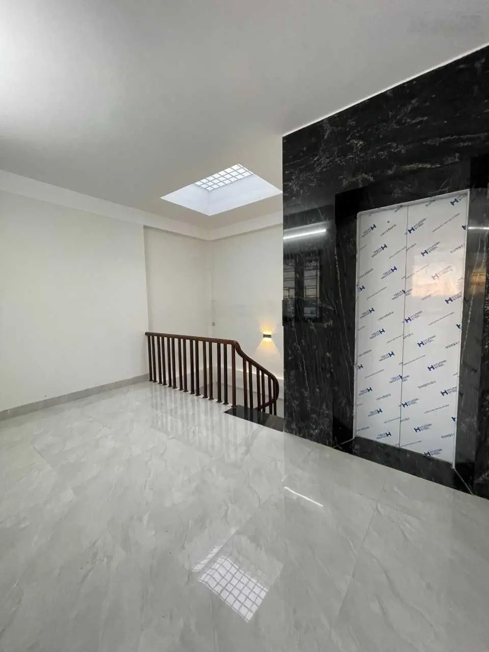 Bán nhà Thạch Bàn 46m2 x 6 tầng, thang máy x 5,3m mặt tiền, ngõ ô tô tránh nhau, kinh doanh