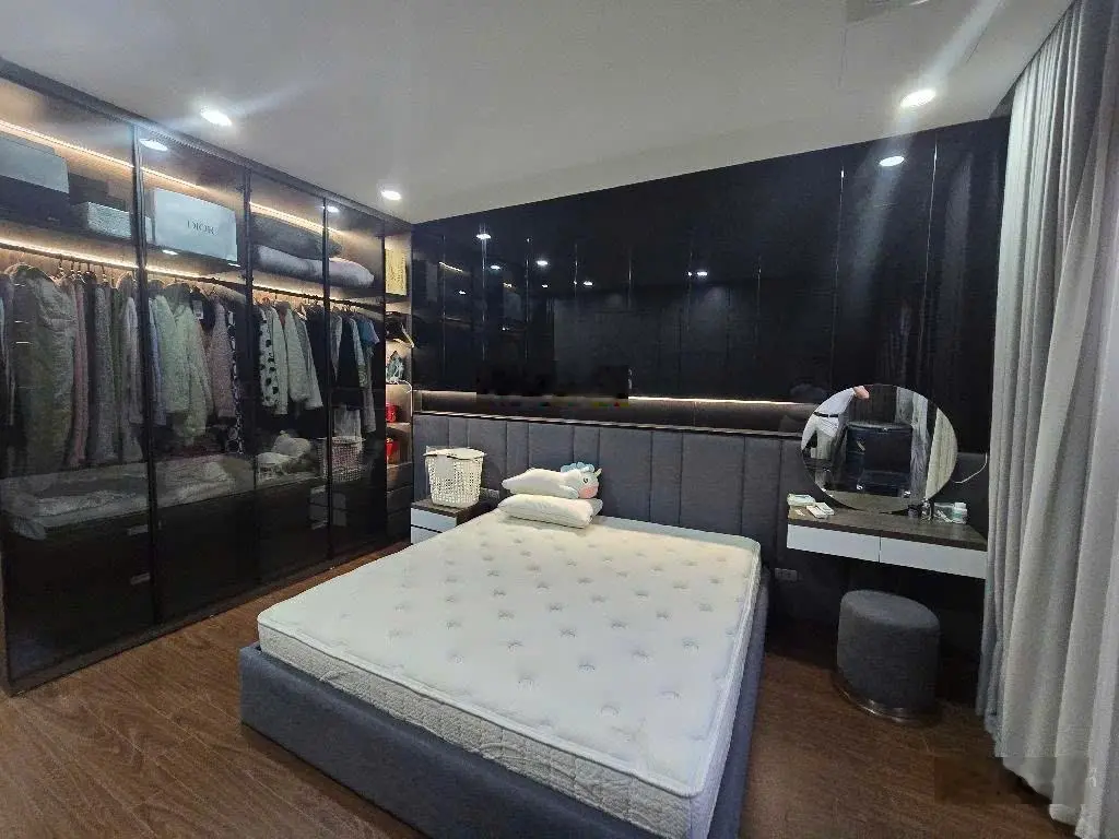 Hiếm, trung tâm phố ngọc lâm, kinh doanh siêu đỉnh gara oto 7 chỗ, 59m2* 5 tầng. 5p sang phố cổ