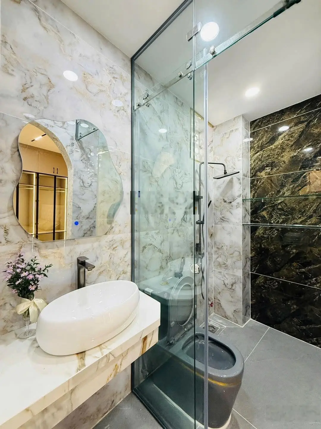 Bán gấp nhà Nguyễn Hiền P3, Q3, gần THCS Bàn Cờ giá 5tỷ040 DT 91,8m2 (5,4x17m) còn HĐ thuê 33 tr/th
