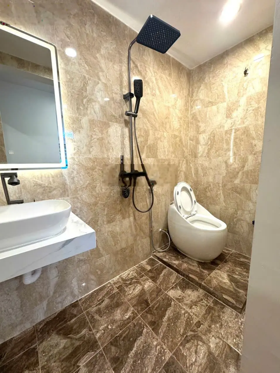 Cần bán căn 3 pn DT 115m2 ở toà Golden Land - Nguyễn Trãi gần trường ĐH Xã Hội Nhân Văn, sổ đỏ