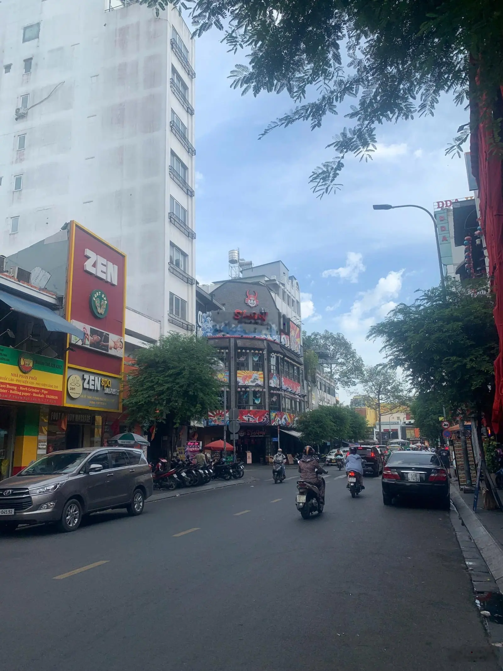 Bán gấp nhà mặt tiền đường Bùi Viện, P.PNL, Quận 1: DT 90m2(4x23m)_5 Tầng. HĐT 150 Triệu/tháng
