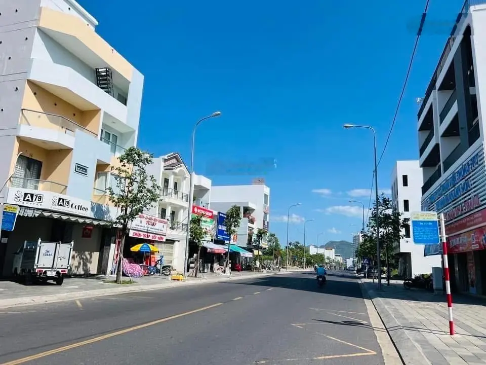 Bán nhà đẹp , sẵn hợp đồng cho thuê mặt tiền Thích Quảng Đức , có sẵn sổ đỏ , giá tốt . 0905211133