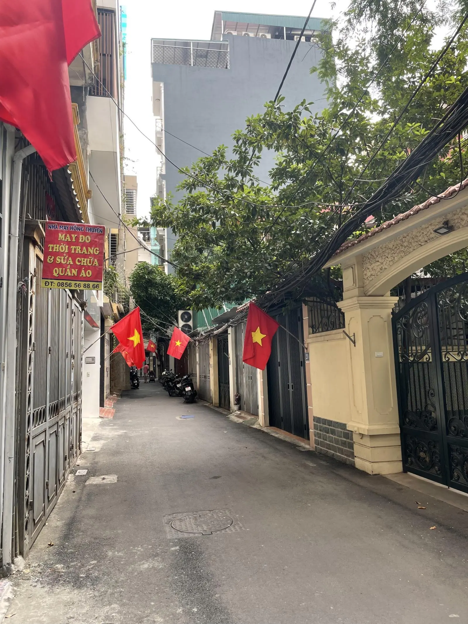 Bán miếng đấy duy nhất còn sót lại . Oto đỗ cửa ngày đêm . Vuông vắn . Diện tích lớn vị trí đẹp .