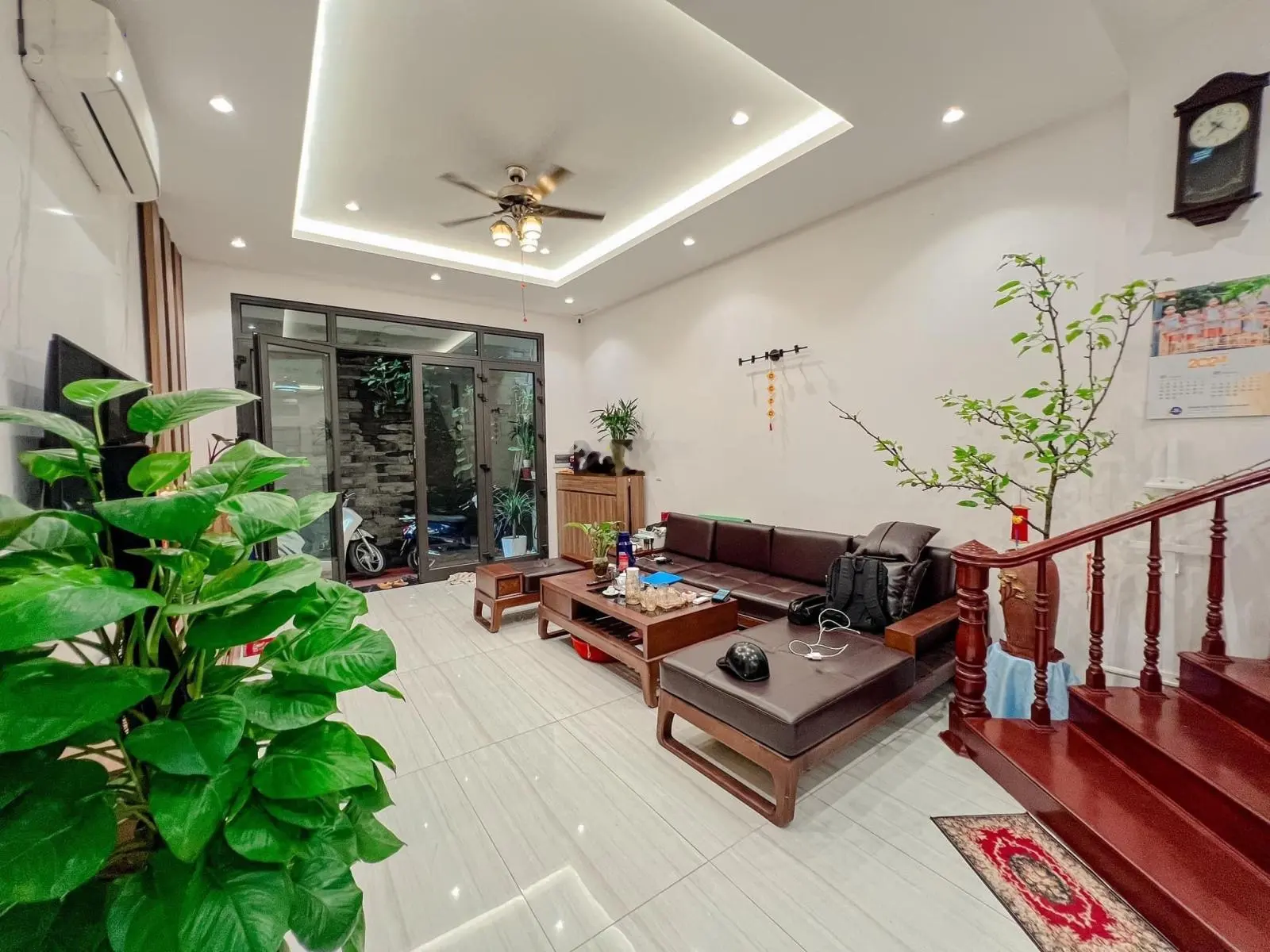 Nhanh! Phân lô Trần Quốc Hoàn, gara, ô tô tránh, ở sướng, cho thuê hái ra tiền, 55m2*MT 5.5m